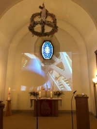 Im Festgottesdienst konnte live das erste Läuten der Glocken im neuen Glockenstuhl gesehen werden