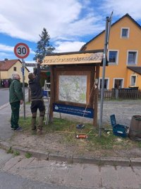 Arbeitseinsatz Reparatur Dachabdeckung Infotafel Ecke Badstraße
