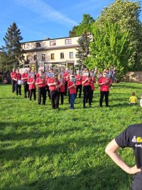 Maifeier 2025 mit Walpurgisfeuer bei bestem Frühlingswetter im Schlosspark