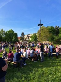 Maifeier 2025 mit Walpurgisfeuer bei bestem Frühlingswetter im Schlosspark