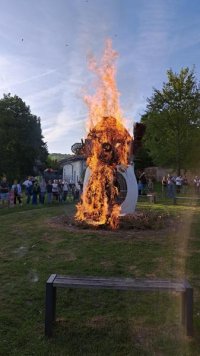 Maifeier 2025 mit Walpurgisfeuer bei bestem Frühlingswetter im Schlosspark