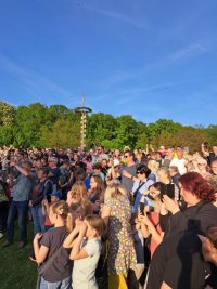 Maifeier 2025 mit Walpurgisfeuer bei bestem Frühlingswetter im Schlosspark