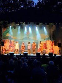 Kindermusical Das Dschungelbuch sowie die neue Sommerrevue (Hinkelstein) bilden den Abschluss des diesjährigen Kultursommer Graupa 2025