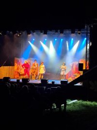 Kindermusical Das Dschungelbuch sowie die neue Sommerrevue (Hinkelstein) bilden den Abschluss des diesjährigen Kultursommer Graupa 2025