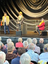 Guter Besuch Harakiri to go mit der Pfeffermühle Leipzig im Schlosspark Graupa